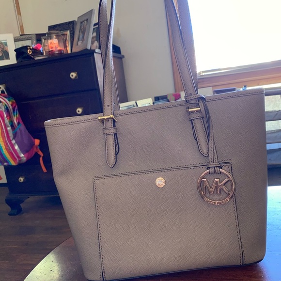 Gold Michael Kors purse in perfect condition! - Picture 3 of 9